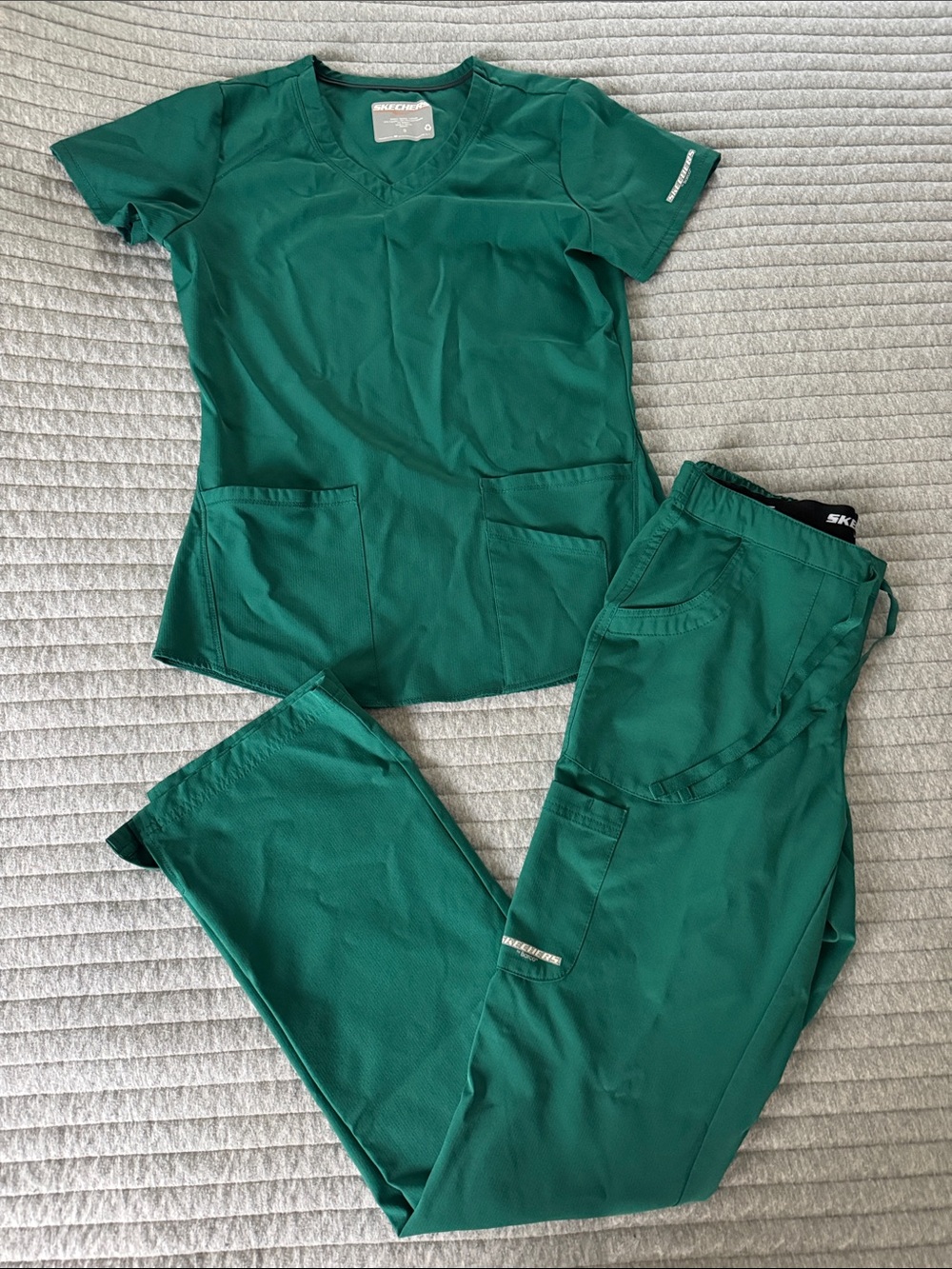 Scrubs Set - Green Women's V-Neck Top & Pants Sketchers by Barco Size Small Tall